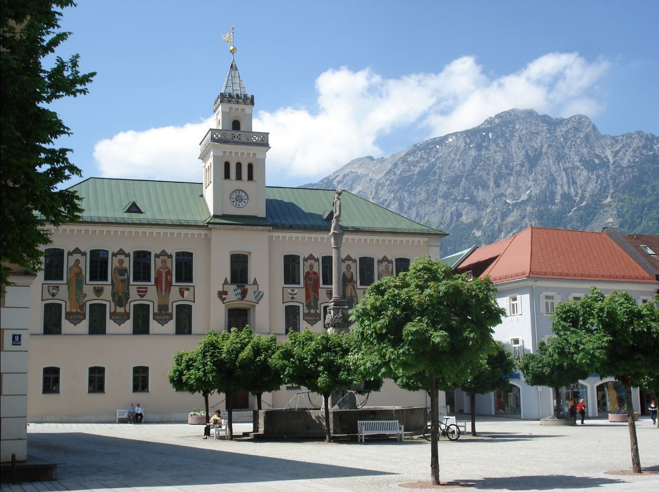 Der Rathausplatz in Bad Reichenhall mit dem Alten Rathaus wird vom Hochstaufen überragt.