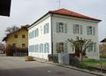 Der Pfarrhof (rechts) wurde 1843 als Schulhaus errichtet. Dahinter das Mesnerhaus (erb. um 1612)