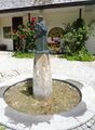 Franziskusbrunnen bei der Kirche