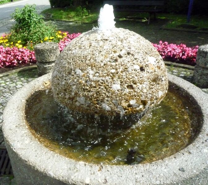 Datei:Brunnen am Grenzübergang.JPG