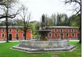 Nördlicher Hof der Alten Saline. Rupertusbrunnen und Solereserven, darüber Burg Gruttenstein