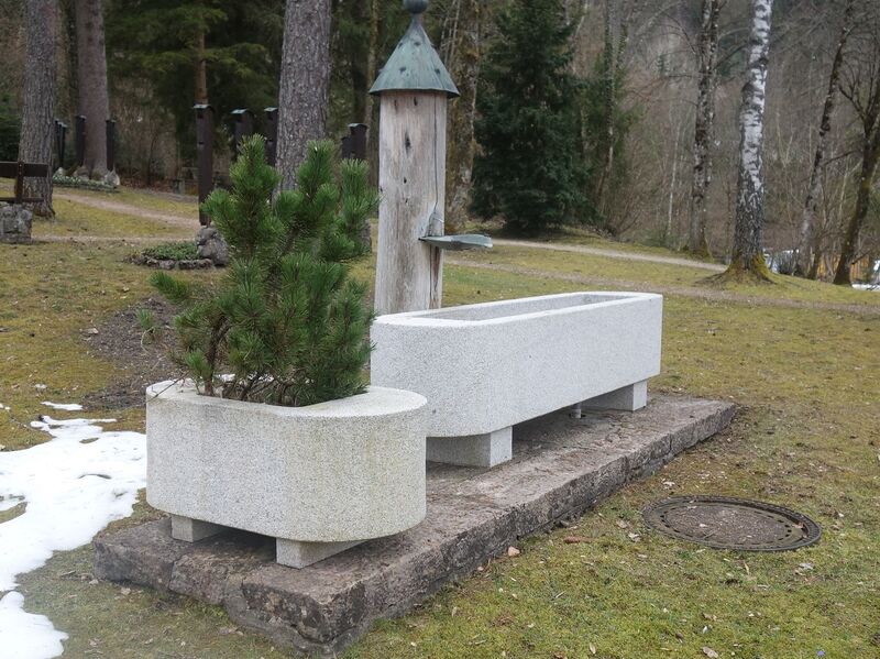 Datei:Brunnen Kriegerkapelle.JPG