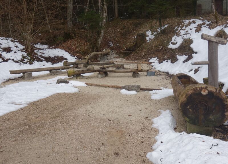 Datei:Brunnen Maisweg.JPG