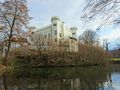 Schloss Marzoll mit dem Schlossweiher von Norden