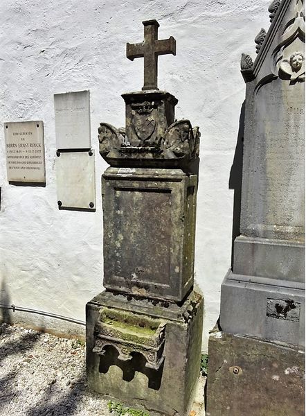 Datei:V. Reiner Grabstein.jpg