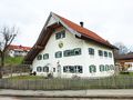 Das Schuster-Anwesen in Schwarzbach mit einem Fresko des heiligen Georg an der Fassade