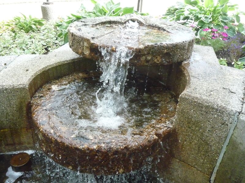 Datei:Brunnen Bahnhofsvorplatz.JPG